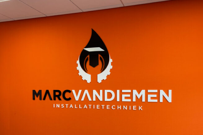 Signing Marc van Diemen